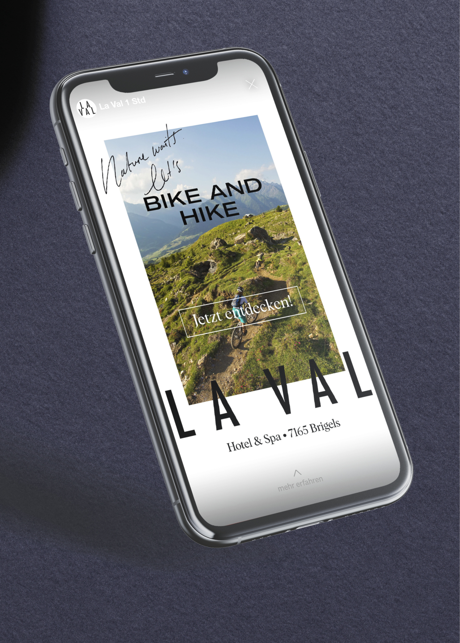 Iphone mit Vollbildanzeige einer Socialmedia-Werbekampagne für das Hotel & Spa brigels in Graubünden